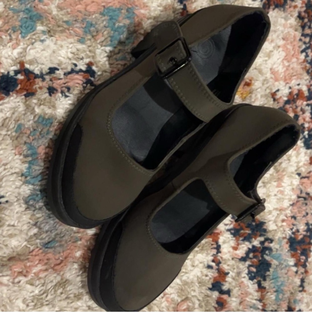 🖤 Urban Outfitters Olive chunky heels 🖤